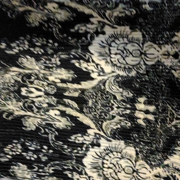 Notations Black and White Size Medium V-Neck with Black Insert - Picture 8 of 8